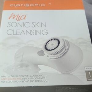Clarisonic Mia  Sonic Facial Skin Cleansing Brush System,  (White) NIB